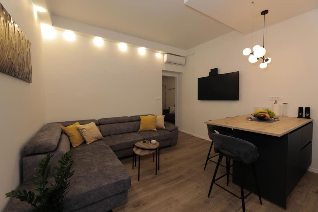 Tata Apartment Split Eksteriør billede