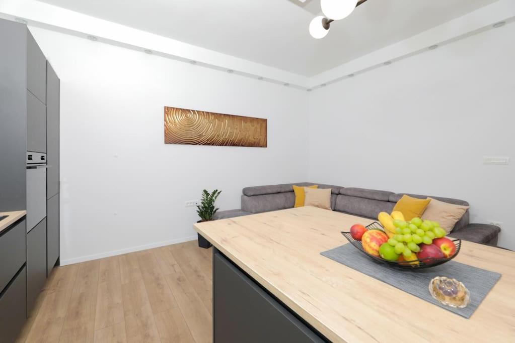 Tata Apartment Split Eksteriør billede