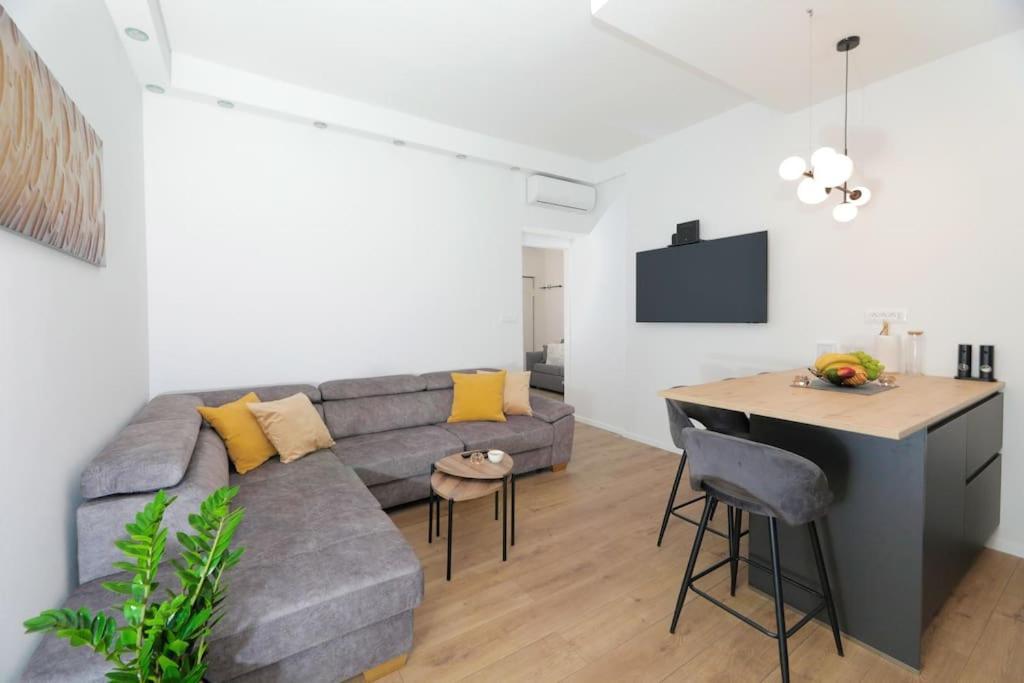Tata Apartment Split Eksteriør billede