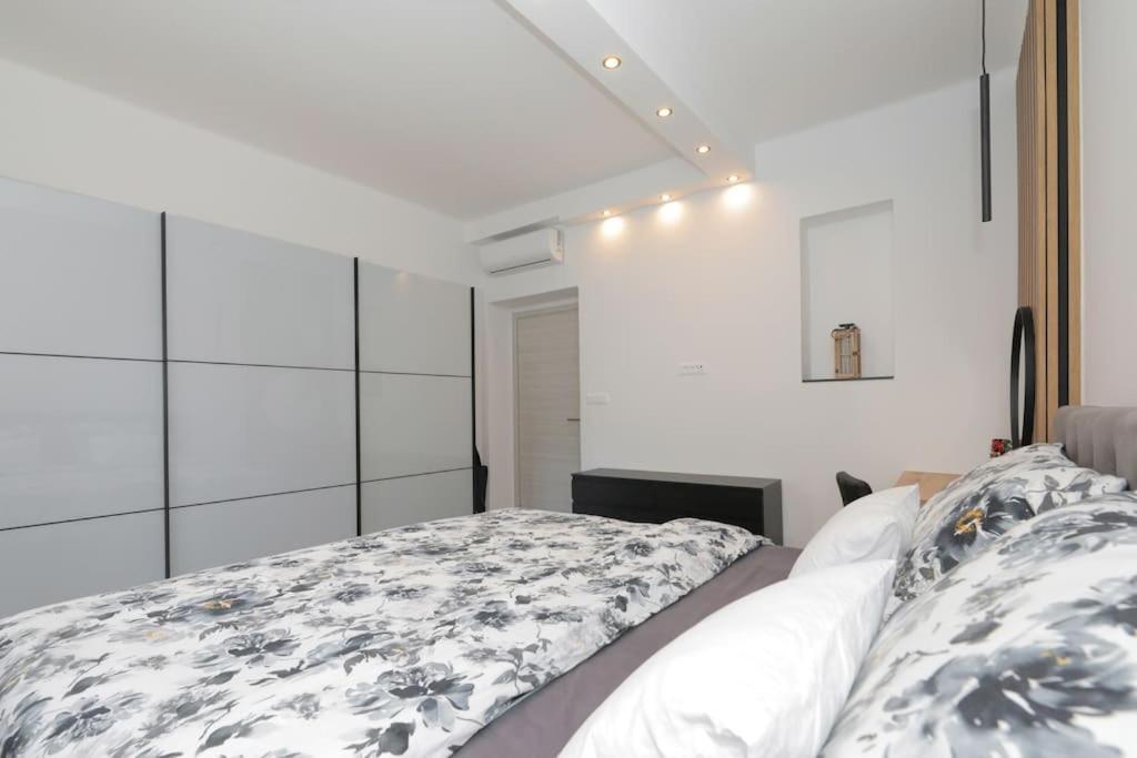 Tata Apartment Split Eksteriør billede
